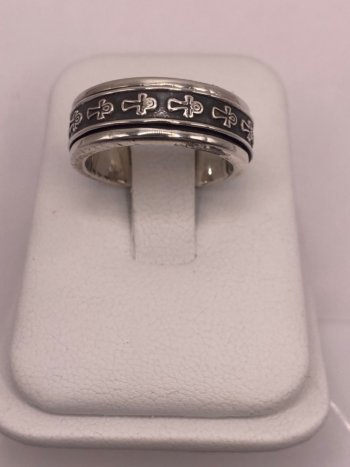 Anillo de Plata 925 con Cruces Grabadas y Acabado Oxidado, vista lateral