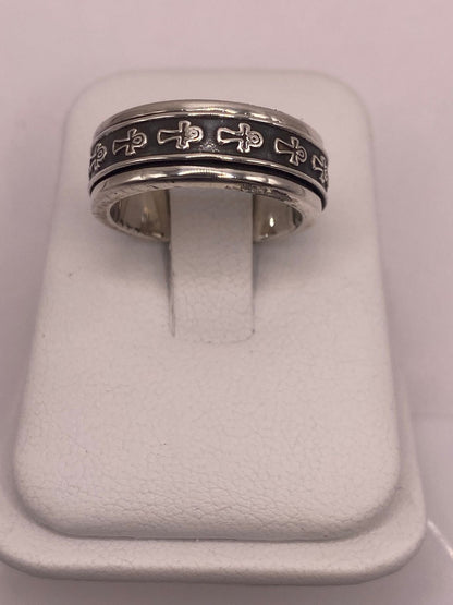 Anillo de Plata 925 con Cruces Grabadas y Acabado Oxidado, vista lateral