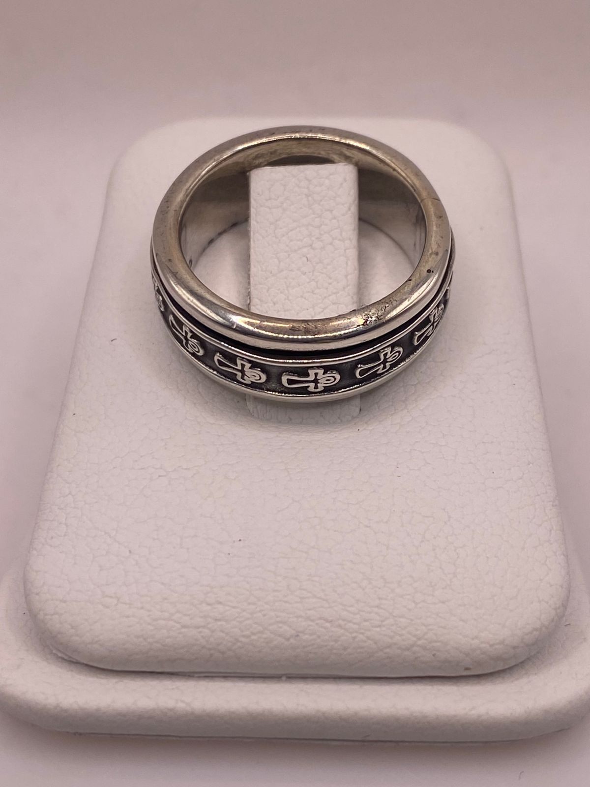 Anillo de Plata 925 con Cruces Grabadas y Acabado Oxidado, sello de autenticidad Plata Ley .925
