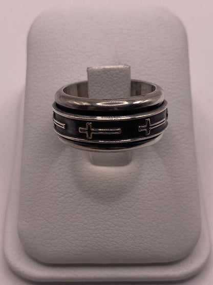 Anillo de Plata 925 con Cruces Grabadas y Diseño Sobrio — vista lateral
