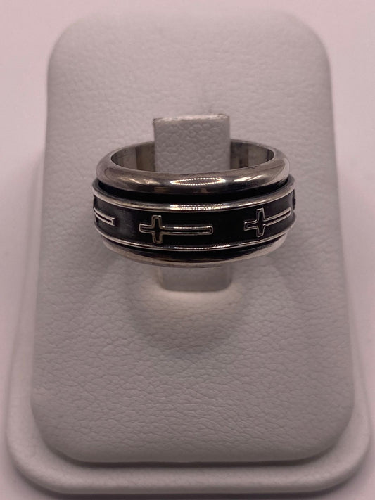 Anillo de Plata 925 con Cruces Grabadas y Diseño Sobrio — vista lateral