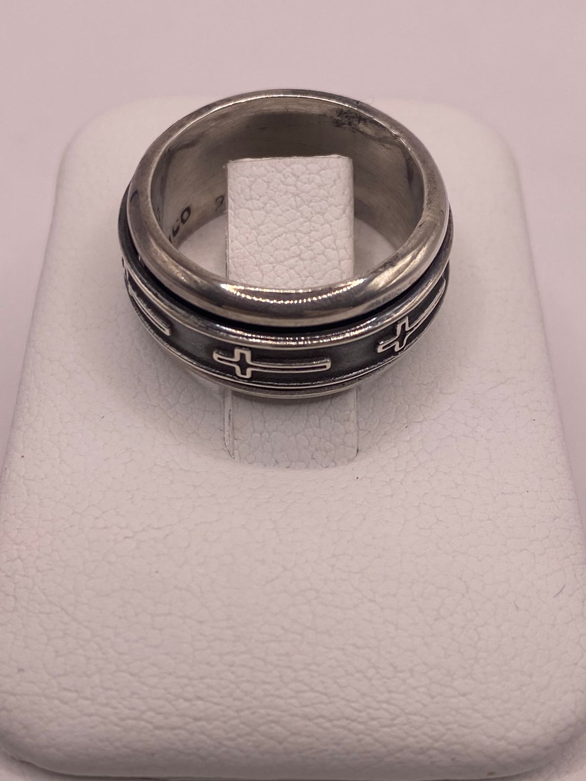 Anillo de Plata 925 con Cruces Grabadas y Diseño Sobrio, vista frontal