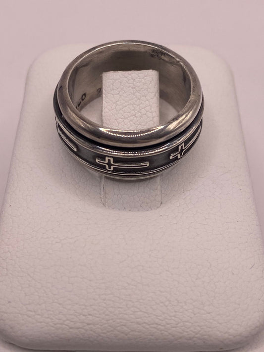 Anillo de Plata 925 con Cruces Grabadas y Diseño Sobrio, vista frontal