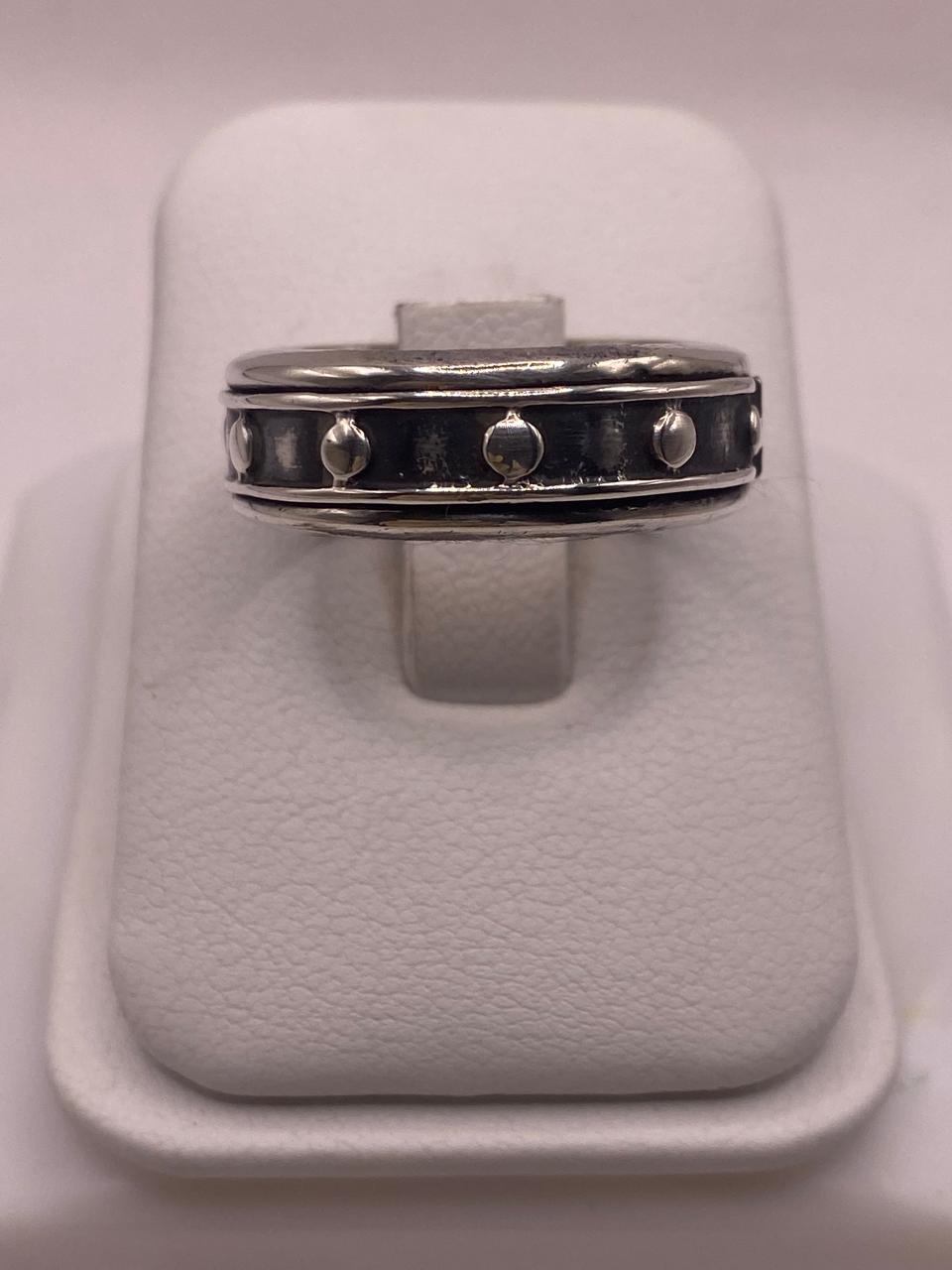 Anillo de Plata 925 con Detalles Circulares y Acabado Oxidado — detalle de piedra