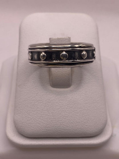 Anillo de Plata 925 con Detalles Circulares y Acabado Oxidado — detalle de piedra