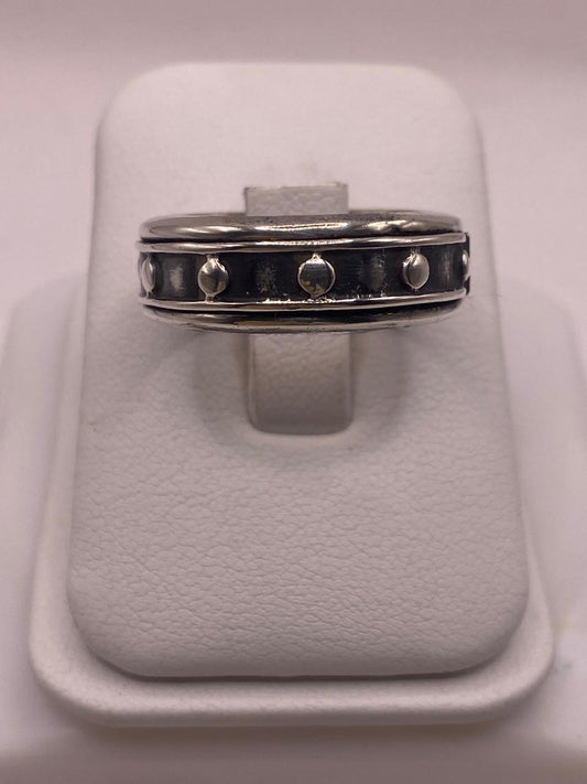 Anillo de Plata 925 con Detalles Circulares y Acabado Oxidado — detalle de piedra