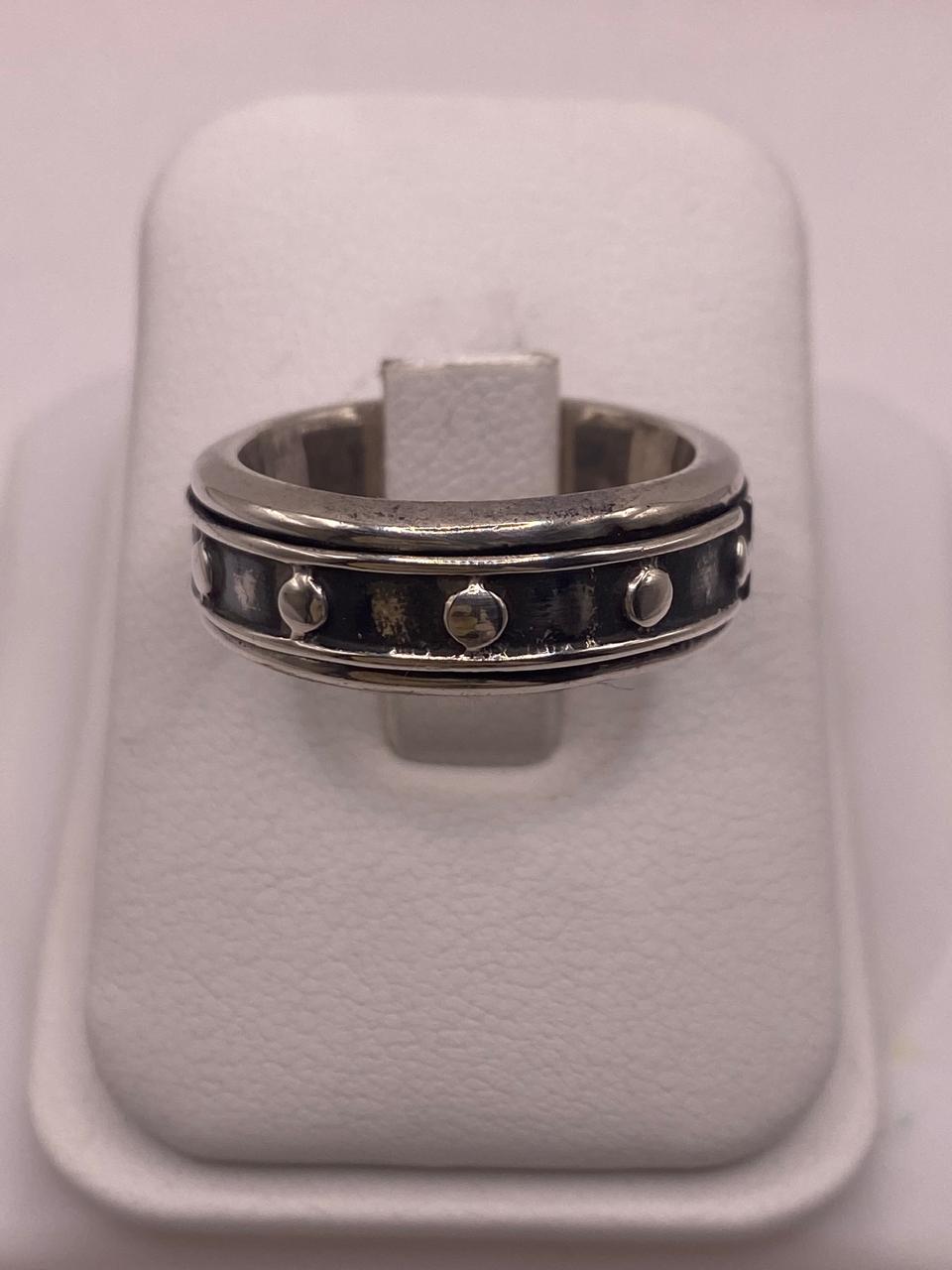 Anillo de Plata 925 con Detalles Circulares y Acabado Oxidado, vista frontal