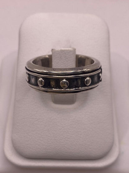 Anillo de Plata 925 con Detalles Circulares y Acabado Oxidado, vista frontal