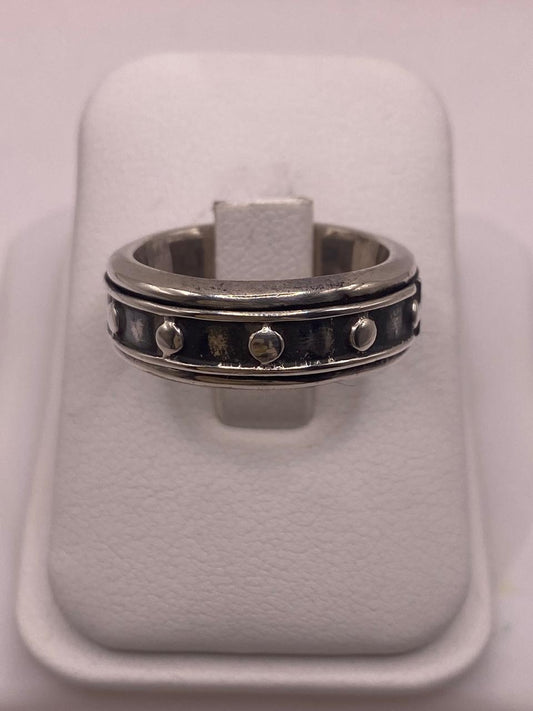 Anillo de Plata 925 con Detalles Circulares y Acabado Oxidado, vista frontal