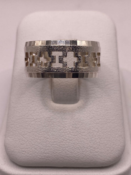 Anillo de Plata 925 con Diseño Calado de Cruces — vista lateral