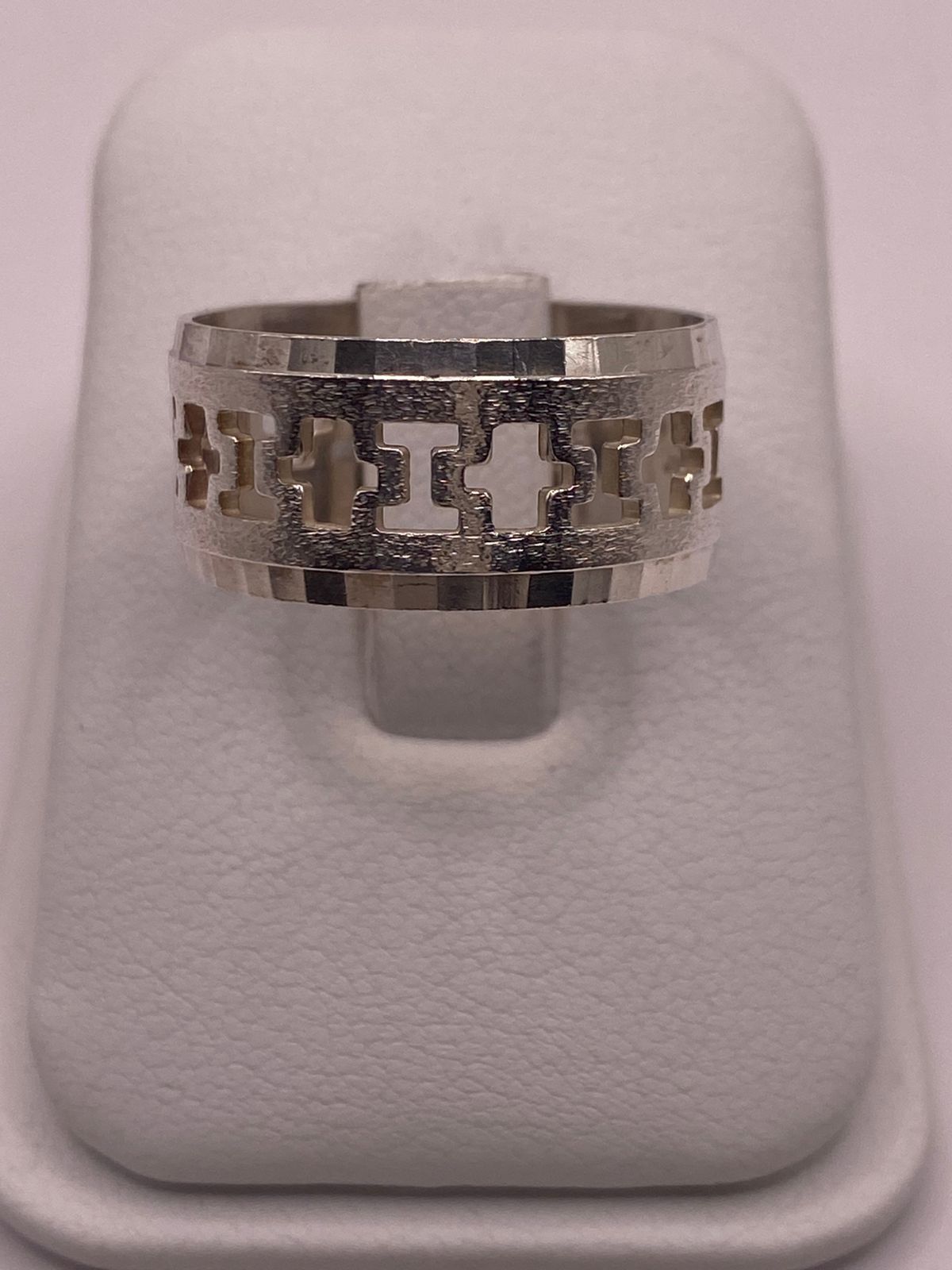 Anillo de Plata 925 con Diseño Calado de Cruces, vista frontal