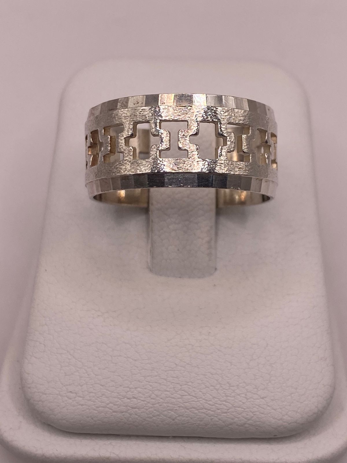 Anillo de Plata 925 con Diseño Calado de Cruces, vista lateral