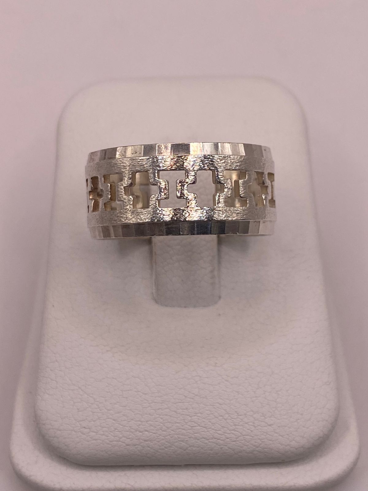 Anillo de Plata 925 con Diseño Calado de Cruces, sello de autenticidad Plata Ley .925