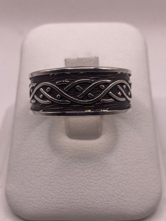 Anillo de Plata 925 con Diseño Celta Trenzado y Acabado Oxidado — detalle de piedra