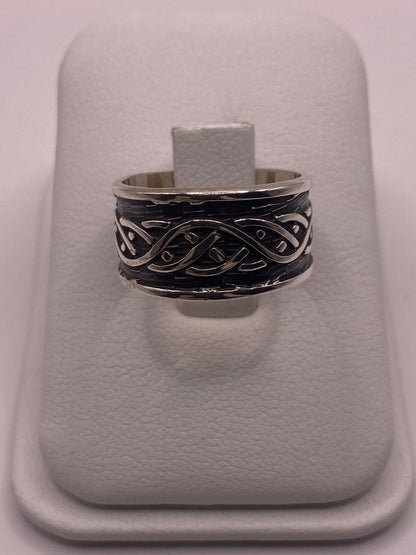 Anillo de Plata 925 con Diseño Entrelazado y Estilo Artesanal — vista lateral