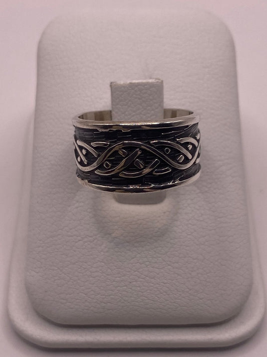 Anillo de Plata 925 con Diseño Entrelazado y Estilo Artesanal — vista lateral