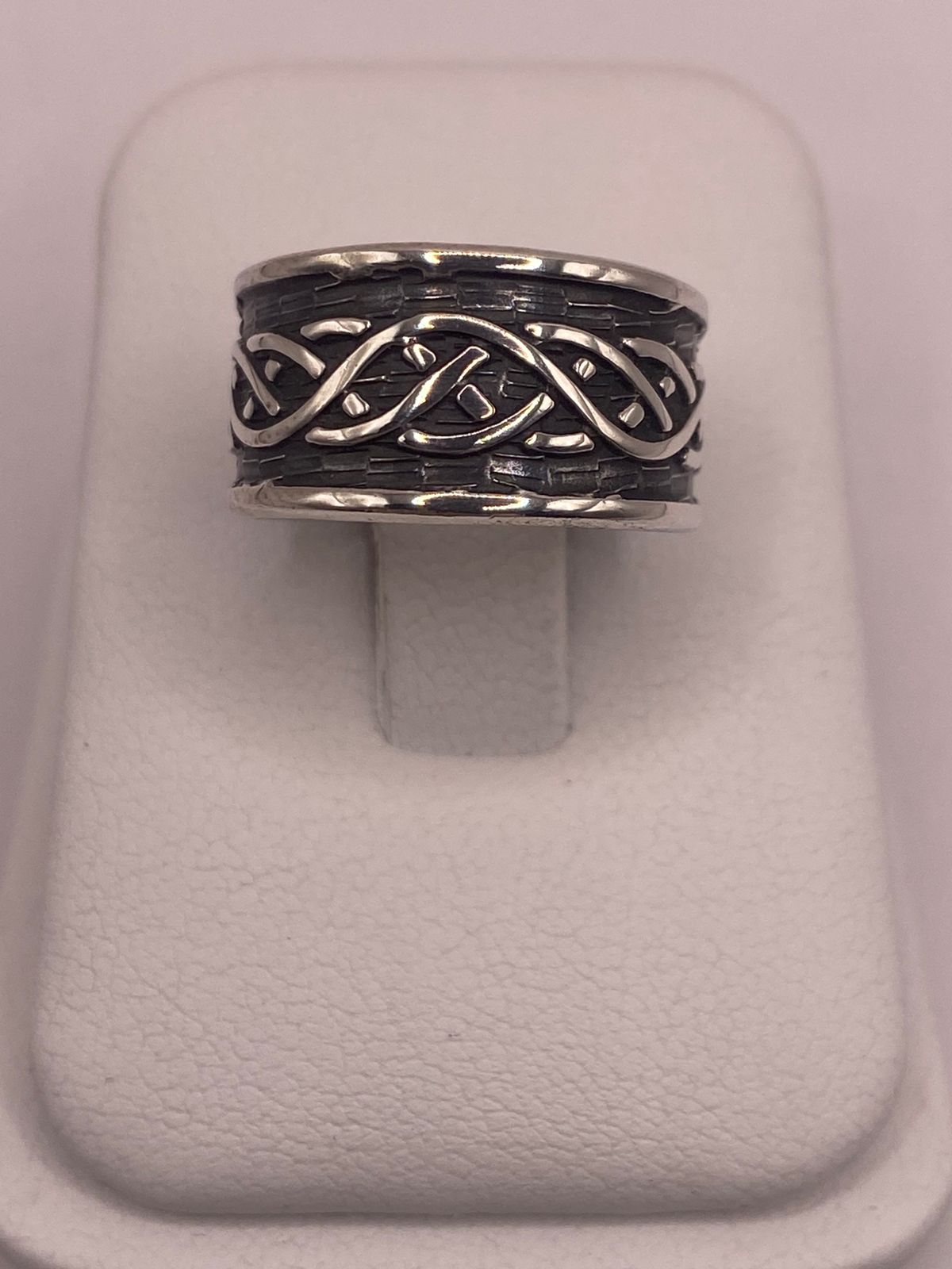 Anillo de Plata 925 con Diseño Entrelazado y Estilo Artesanal, vista frontal