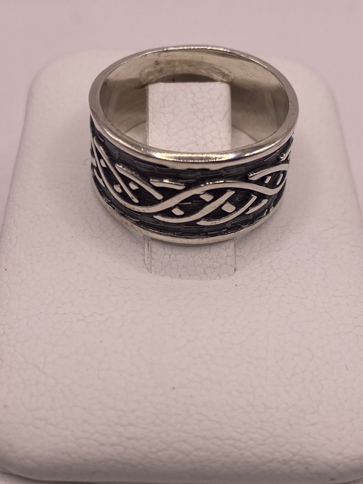Anillo de Plata 925 con Diseño Entrelazado y Estilo Artesanal, vista lateral