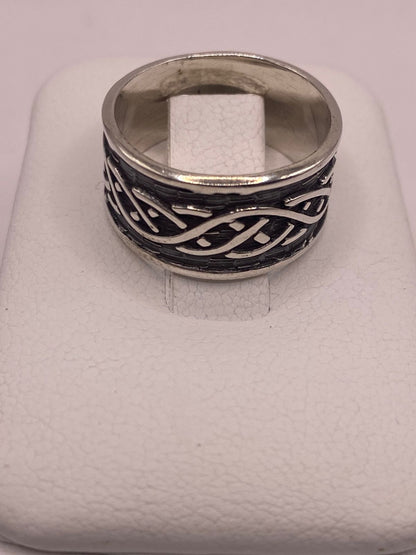 Anillo de Plata 925 con Diseño Entrelazado y Estilo Artesanal, vista lateral
