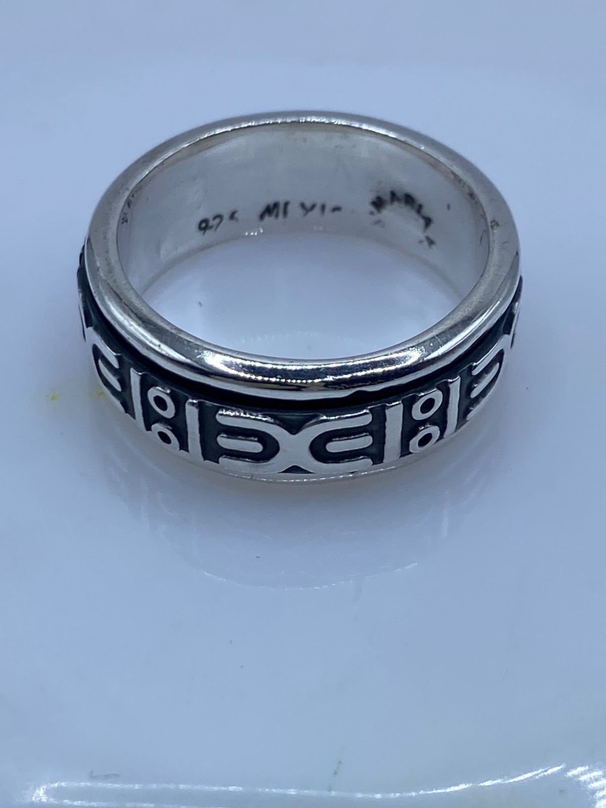 Sello .925 en el interior de banda de plata artesanal con greca prehispánica, hecha en Taxco México