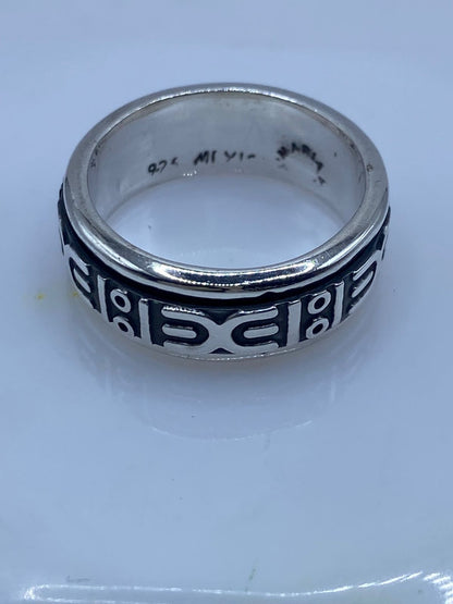 Sello .925 en el interior de banda de plata artesanal con greca prehispánica, hecha en Taxco México