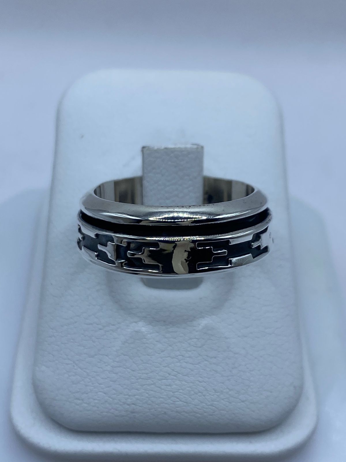 Anillo de Plata 925 con Diseño Geométrico en Relieve — vista lateral