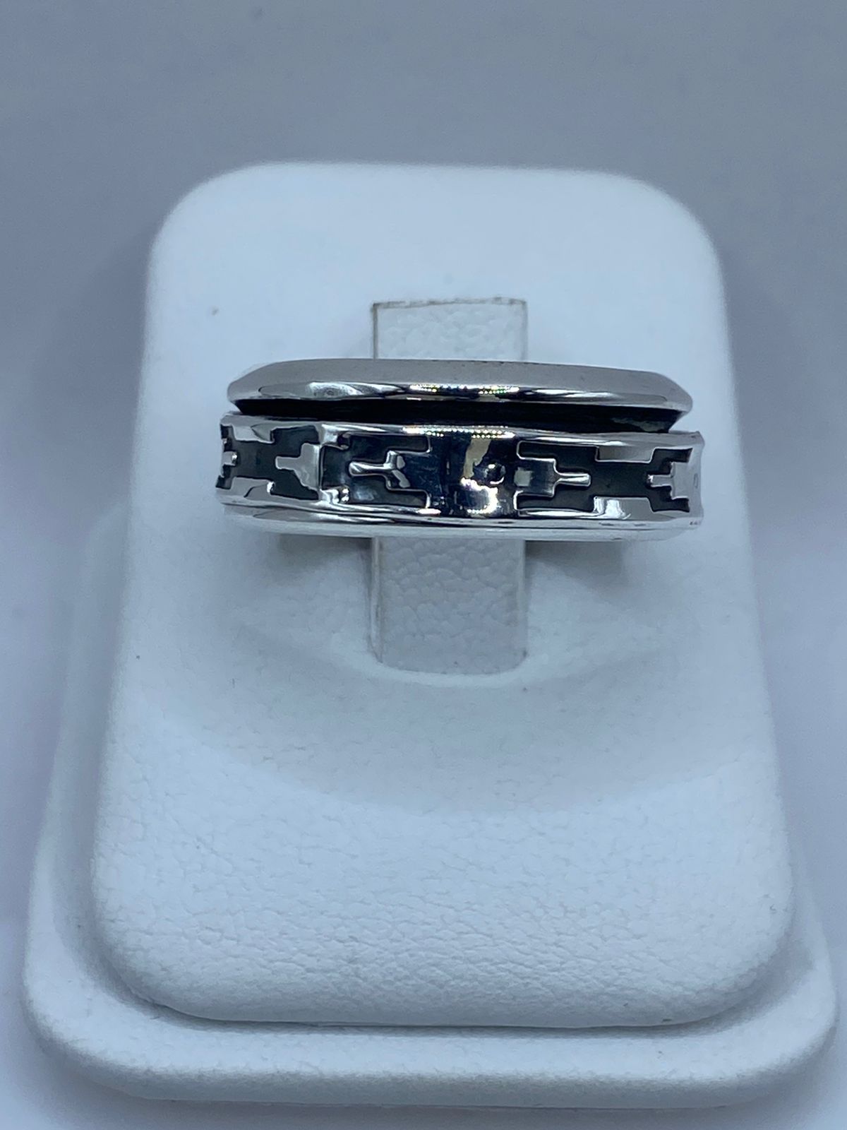 Perfil de anillo spinner plata 925 con banda geométrica escalonada oxidada y rieles pulidos, Arte Taxco 