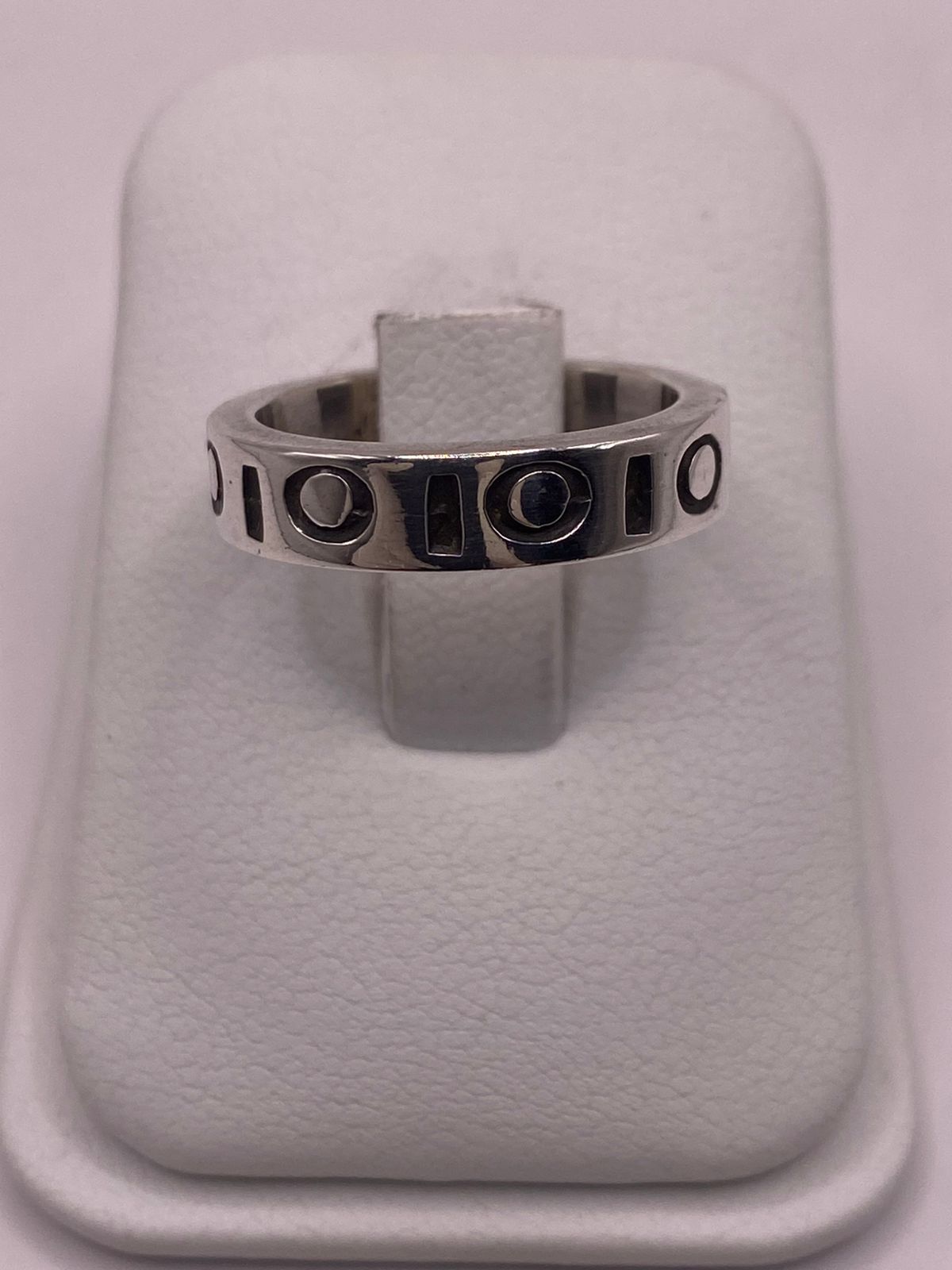 Anillo de Plata 925 con Diseño Geométrico y Detalles Circulares — vista lateral