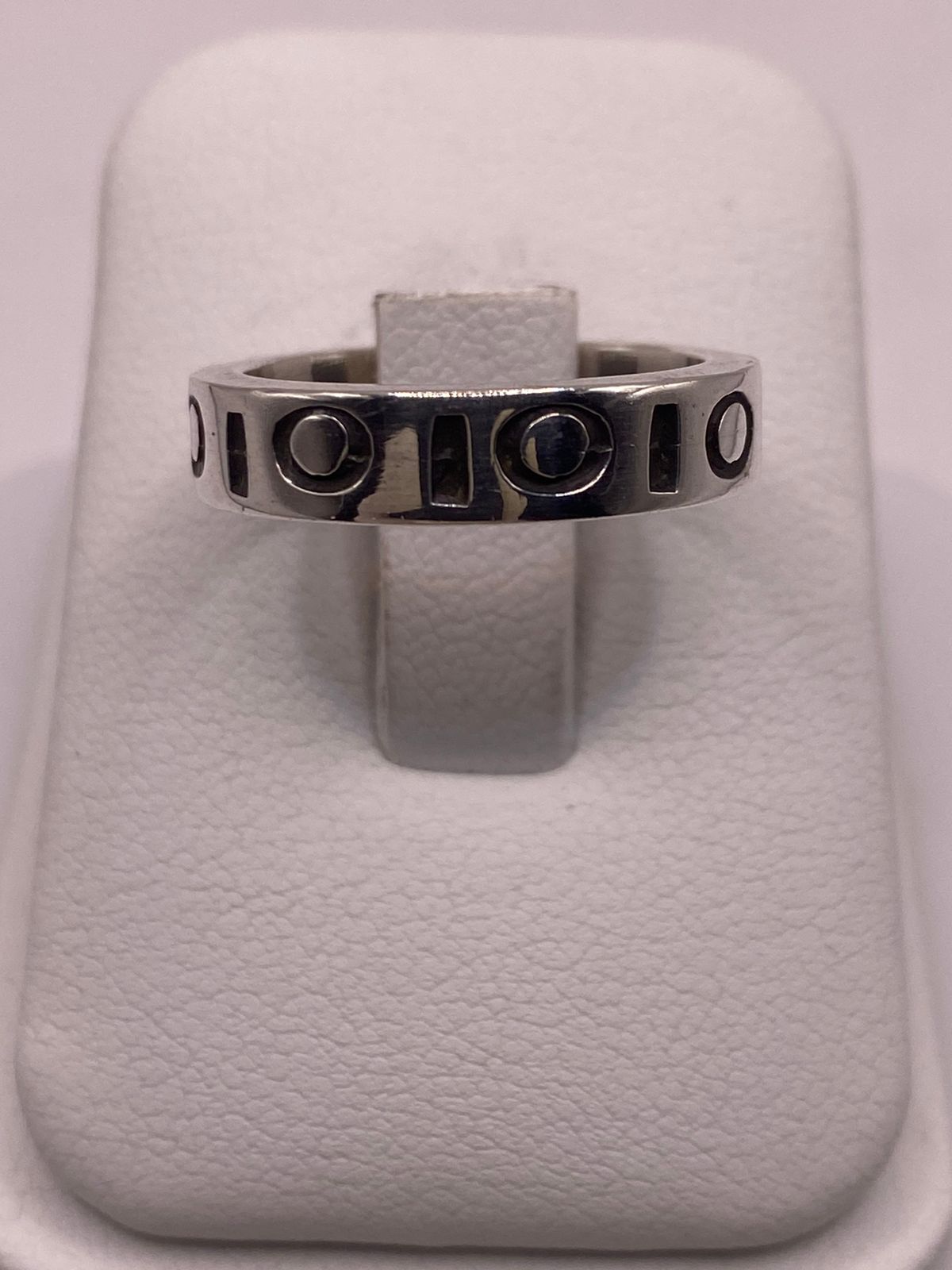Anillo de Plata 925 con Diseño Geométrico y Detalles Circulares, vista frontal