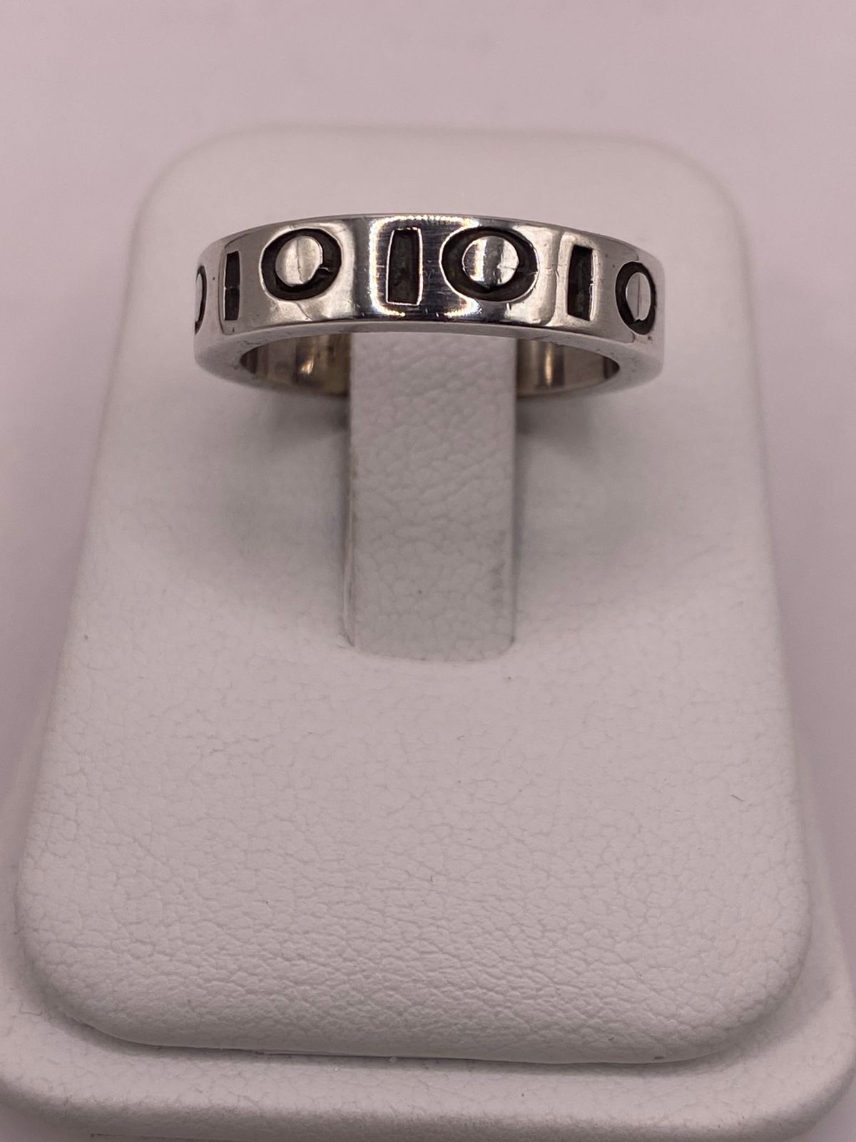 Anillo de Plata 925 con Diseño Geométrico y Detalles Circulares, vista lateral