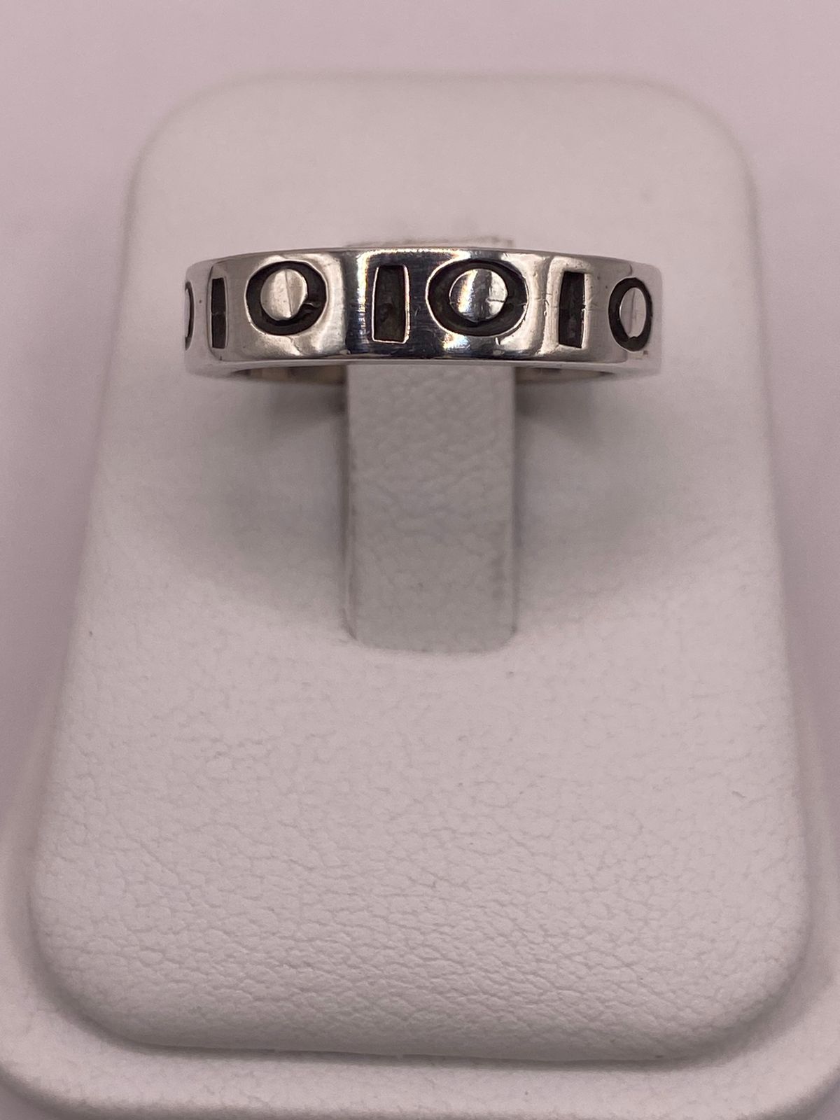 Anillo de Plata 925 con Diseño Geométrico y Detalles Circulares, sello de autenticidad Plata Ley .925