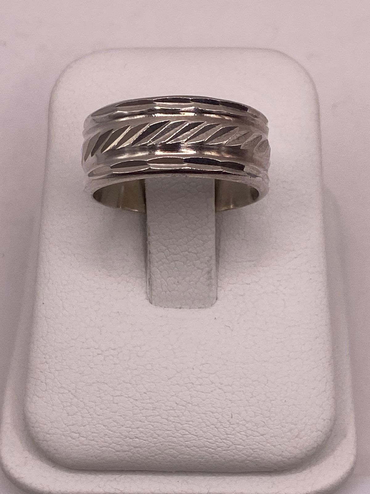 Anillo de Plata 925 con Diseño Texturizado en Espiral y Bordes Facetados, vista lateral