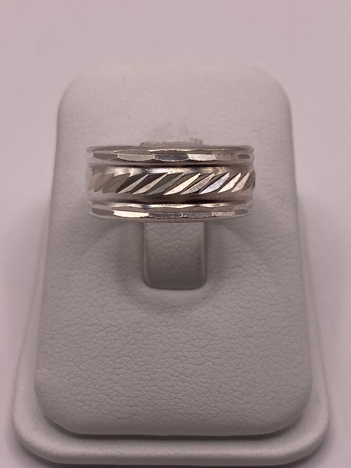 Anillo de Plata 925 con Diseño Texturizado en Espiral y Bordes Facetados, sello de autenticidad Plata Ley .925