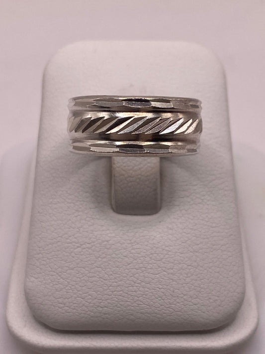 Anillo de Plata 925 con Diseño Texturizado en Espiral y Bordes Facetados — vista lateral