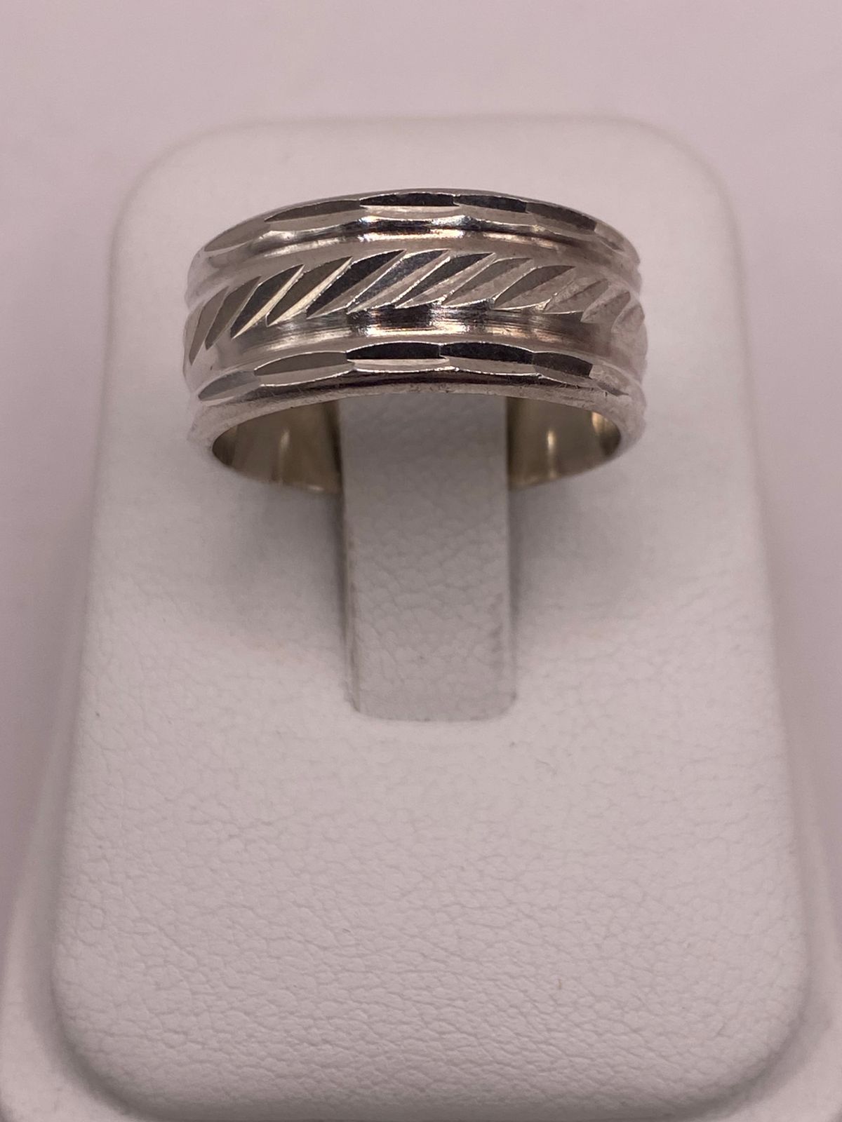Anillo de Plata 925 con Diseño Texturizado en Espiral y Bordes Facetados, vista frontal