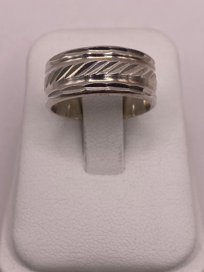 Anillo de Plata 925 con Diseño Texturizado en Espiral y Bordes Facetados, vista frontal