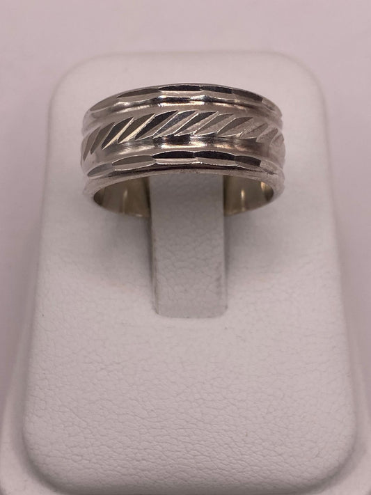 Anillo de Plata 925 con Diseño Texturizado en Espiral y Bordes Facetados, vista frontal