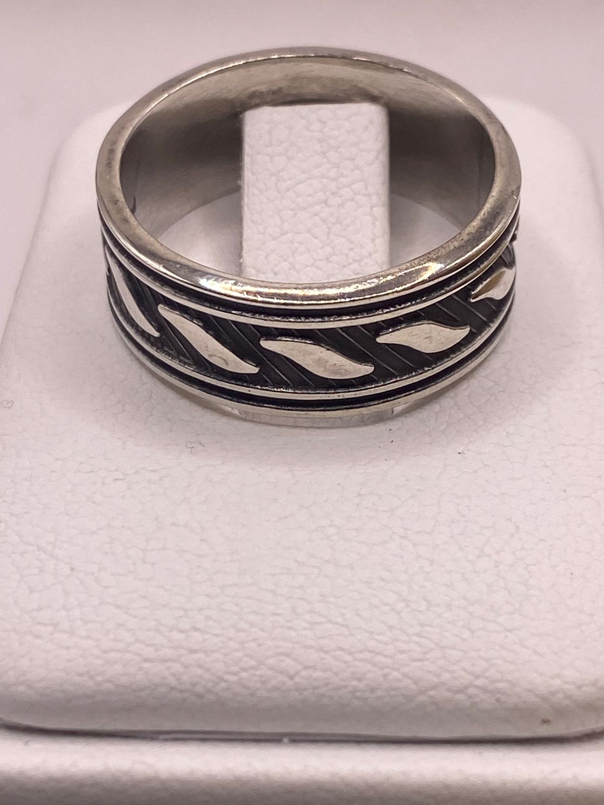 Anillo de Plata 925 con Diseño Texturizado y Detalles Curvos – Acabado Oxidado, vista frontal