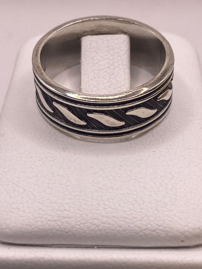 Anillo de Plata 925 con Diseño Texturizado y Detalles Curvos – Acabado Oxidado, vista frontal