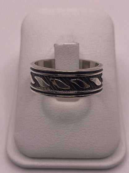 Anillo de Plata 925 con Diseño Texturizado y Detalles Curvos – Acabado Oxidado — detalle de piedra