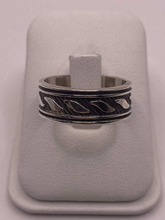Anillo de Plata 925 con Diseño Texturizado y Detalles Curvos – Acabado Oxidado — detalle de piedra