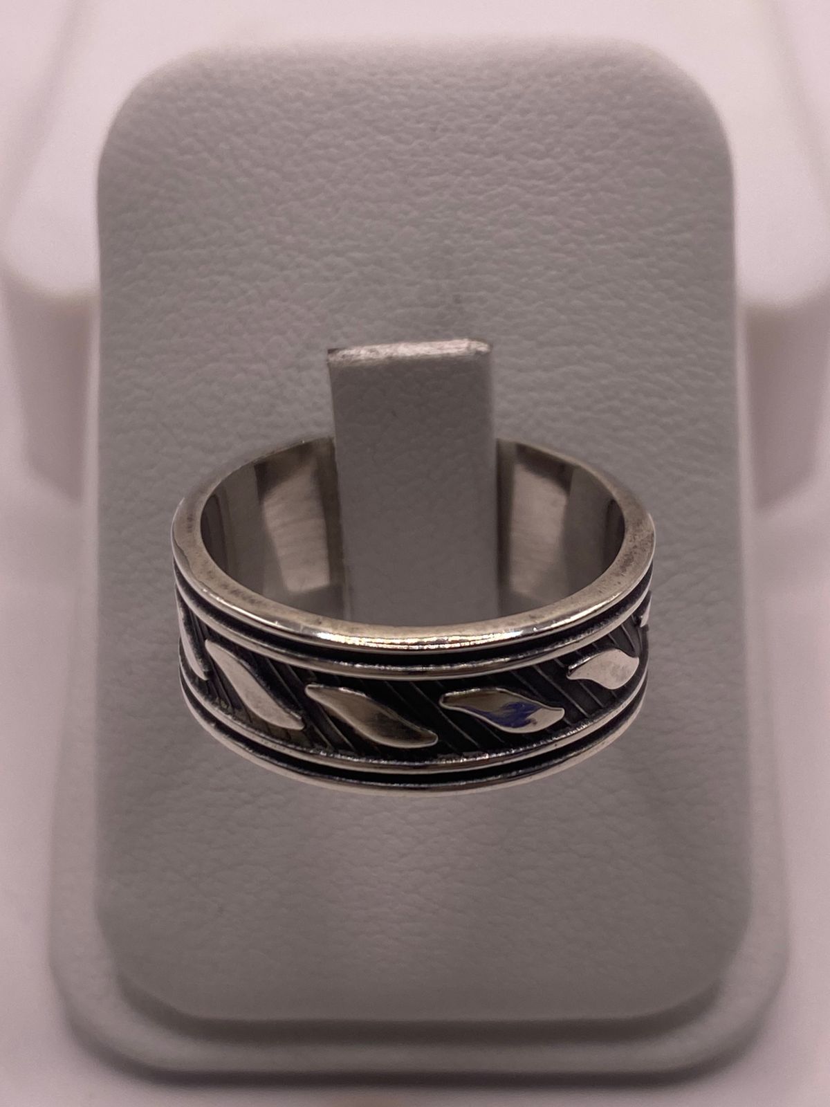Anillo de Plata 925 con Diseño Texturizado y Detalles Curvos – Acabado Oxidado, sello de autenticidad Plata Ley .925