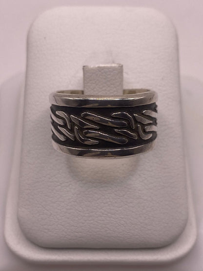 Anillo de Plata 925 con Diseño Trenzado Tipo Cadena y Acabado Oxidado, vista frontal