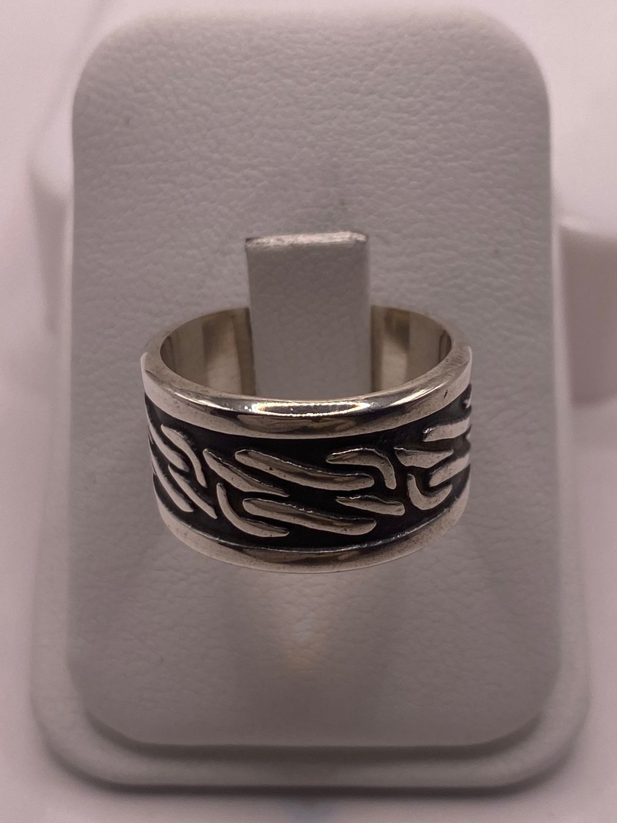 Anillo de Plata 925 con Diseño Trenzado Tipo Cadena y Acabado Oxidado, vista lateral