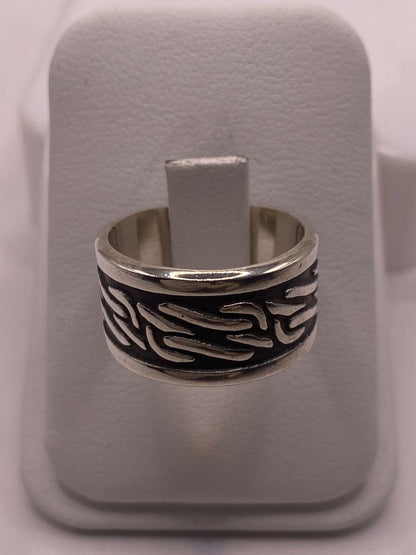 Anillo de Plata 925 con Diseño Trenzado Tipo Cadena y Acabado Oxidado, vista lateral