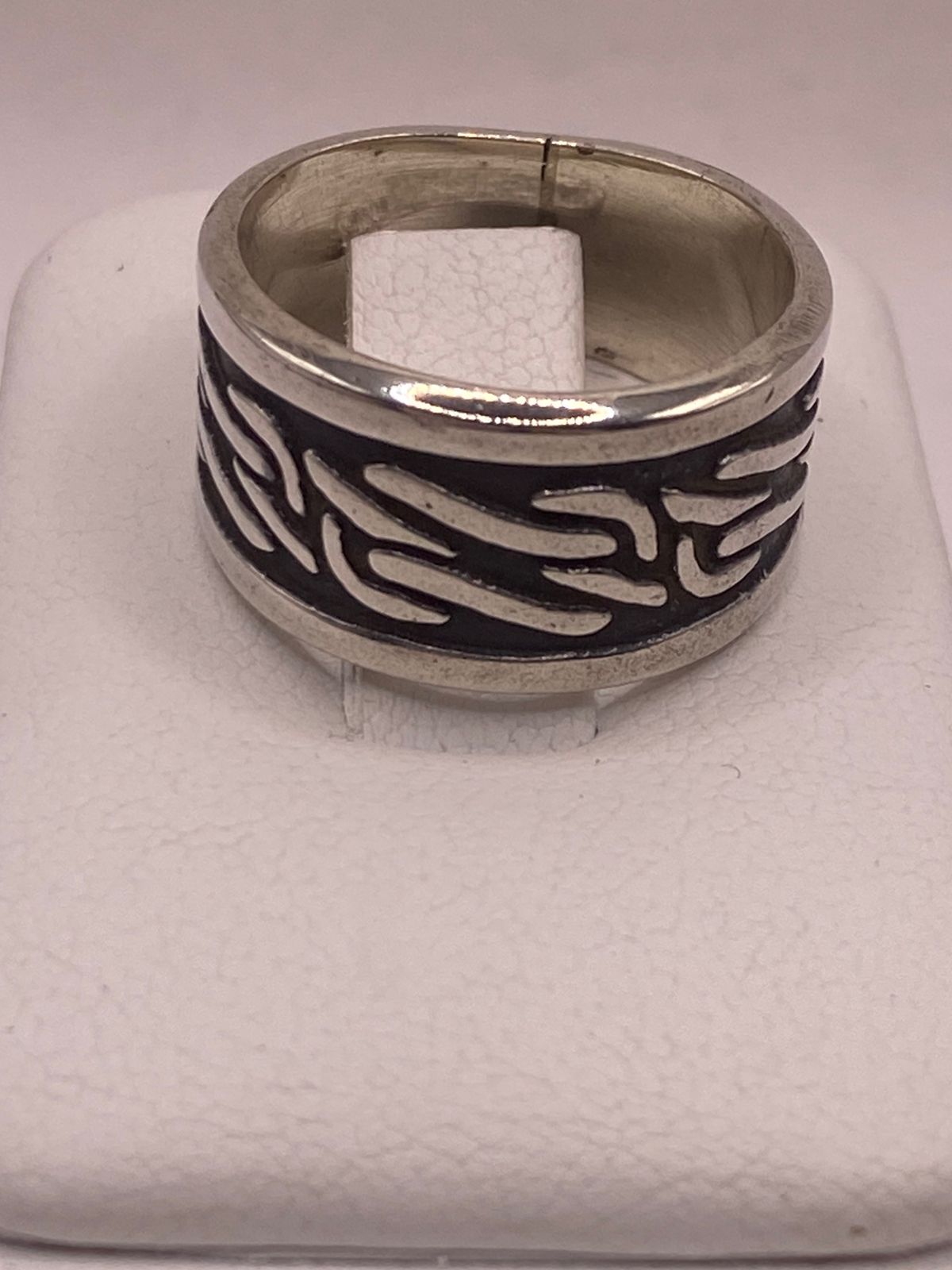 Anillo de Plata 925 con Diseño Trenzado Tipo Cadena y Acabado Oxidado, sello de autenticidad Plata Ley .925