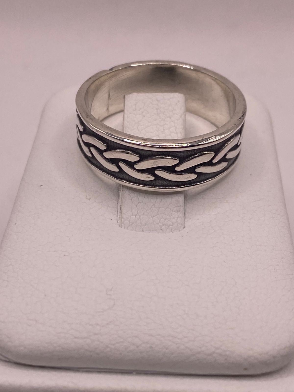 Anillo de Plata 925 con Diseño de Cadena y Acabado Oxidado, vista frontal