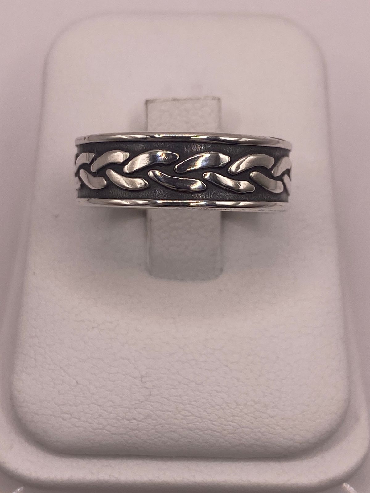 Anillo de Plata 925 con Diseño de Cadena y Acabado Oxidado — detalle de piedra