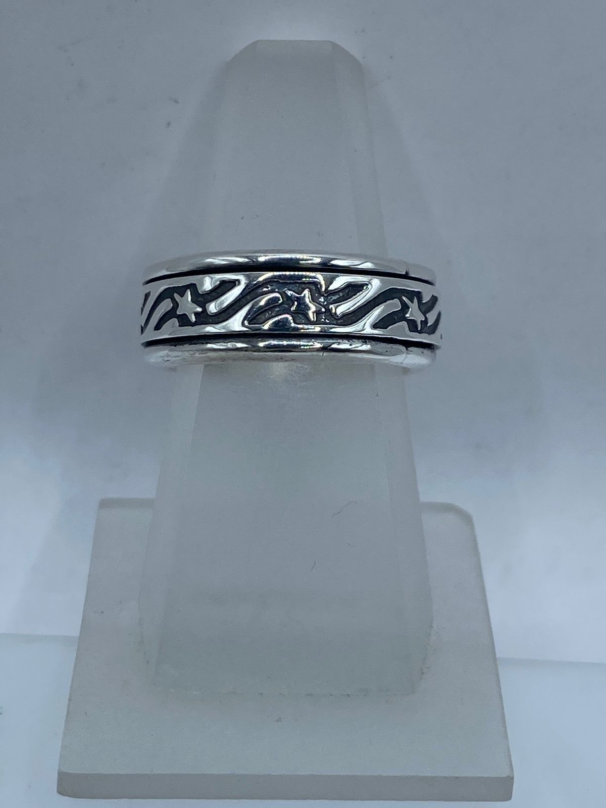 Anillo Giratorio de Plata 925 con Estrellas y Líneas Entrelazadas — Antiestrés Artesanal Taxco, vista lateral