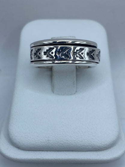 Anillo spinner plata 925 flechas grabadas puesto en la mano, unisex talla 7 artesanal de Taxco México